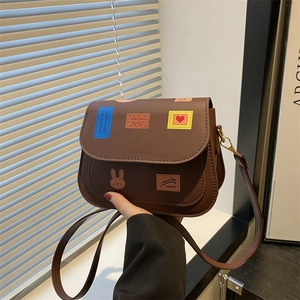 Vintage braune Satteltasche aus Leder mit bunten Cartoon-Prints und Goldbeschlägen