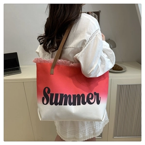 Detail der rot-weißen Canvas-Tasche mit Summer-Aufdruck und Fransen am Rand