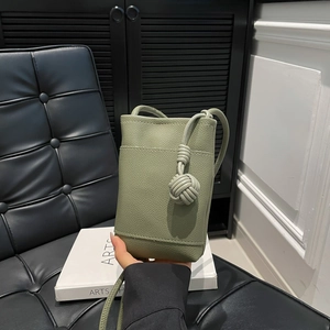 Minimalistische salbeigrüne Umhängetasche aus Leder mit Knotendekor für Damen