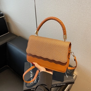Women Woven Handle Shoulder Bag Scalloped Edge PU Leather Crossbody Bag Flap Design Minimalist Handbag For Daily Party