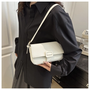Dettaglio della pelle bianca a grana litchi e della patta di questa borsa baguette trendy