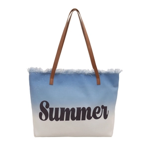 Sac de plage en toile dégradé bleu avec bords effilochés et inscription Summer sur blanc
