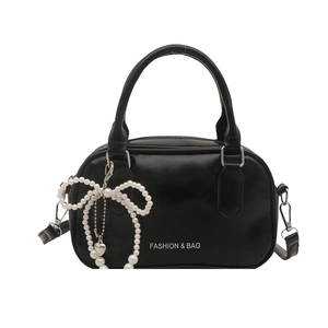 Sac oreiller noir minimaliste au fini brillant avec pendentif noeud en perles blanches