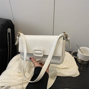 Elegante borsa sottobraccio in pelle bianca con patta rettangolare e tracolla regolabile