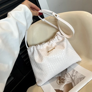 Borsa a nuvola intrecciata bianca minimalista con logo dorato e tracolla regolabile