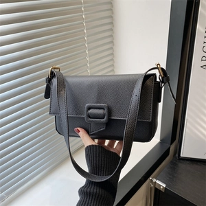 Elegante borsa a spalla baguette in pelle martellata nera con tracolla regolabile