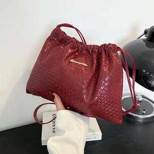 Borsa a tracolla intrecciata rossa minimalista con coulisse e dettaglio logo dorato