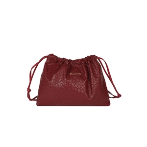 Secchiello rosso scuro minimalista con trama intrecciata, coulisse e logo dorato