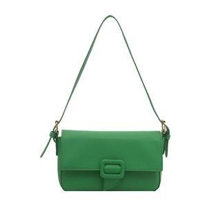 Borsa sottobraccio verde brillante in pelle martellata con patta e fibbia abbinata