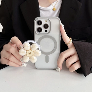 Détail de la coque MagSafe avec support de fleur 3D créatif et anneau magnétique