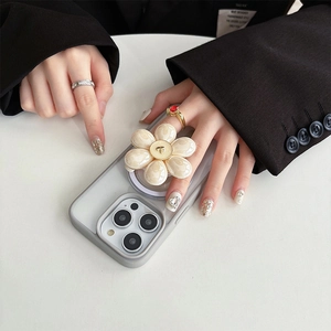 Détail du support de téléphone floral 3D crème avec un cœur doré et élégant