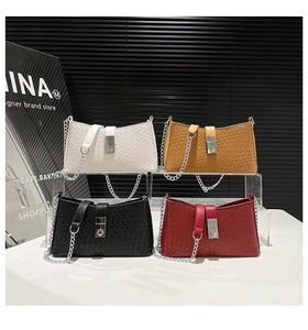 Détails des sacs en cuir tressé avec chaînes métalliques en quatre couleurs d'été