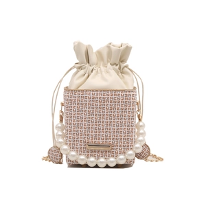 Beige Box-Beuteltasche mit geometrischem Muster, Perlenriff und Metallkette