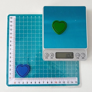 Detailed view of heart-shaped phone ring stand showing 10.2g weight and size measurement