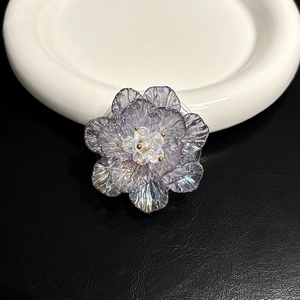 Gros plan détaillé d'un support de téléphone fleur violette et perles cristal
