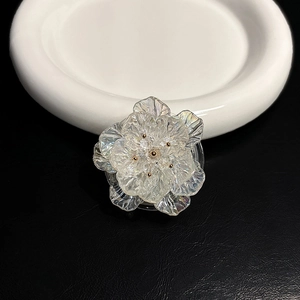 Vue détaillée d'un support de téléphone pliable en forme de fleur irisée élégant.
