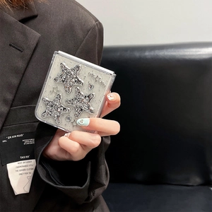 Gros plan de la coque argentée pailletée avec étoiles 3D et cœurs pour Samsung Z Flip 6