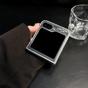 Détail de la coque transparente avec étoiles argentées 3D pour Samsung Galaxy Z Flip