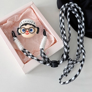 Detailansicht des Cartoon-Boy-Clips und des geflochtenen Handy-Lanyards im Hahnentrittmuster