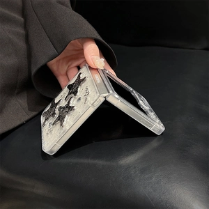 Détail de la coque transparente Galaxy Z Flip avec étoiles noires 3D sur fond en cuir