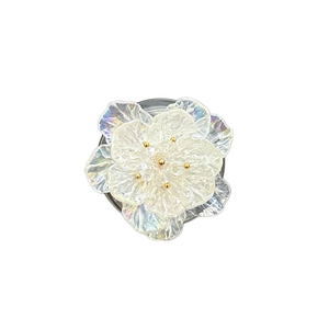Support de téléphone en forme de fleur blanche irisée avec un détail doré élégant