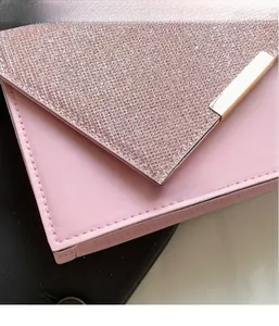 Détail du tissu à paillettes roses et du fermoir doré sur le sac à bandoulière