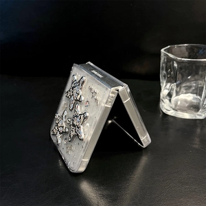 Détail d'une coque pailletée pour Galaxy Z Flip avec des ornements d'étoiles de mer en 3D