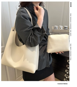 Ensemble sac cabas beige en cuir grainé avec pochette assortie et bandoulière élégante