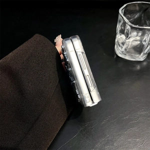 Détail de la coque scintillante pour Z Flip montrant les découpes précises sur le profil