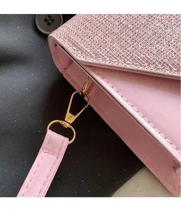 Détail du sac à rabat rose scintillant avec ferrures dorées et coutures raffinées