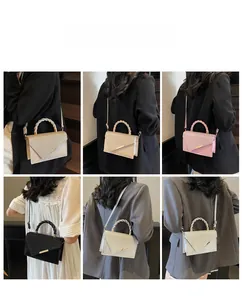 Plusieurs vues de sacs à bandoulière en strass avec poignées tressées sur un modèle