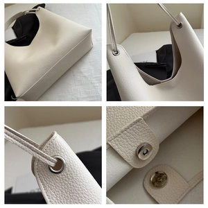 Détails du sac bandoulière beige en cuir grainé avec fermeture aimantée et métal argent