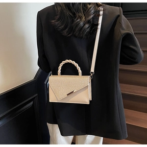 Détail du mini sac carré beige avec strass scintillants et poignée tressée