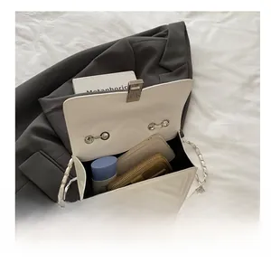 Vue intérieure du sac matelassé blanc montrant la capacité pour téléphone et portefeuille