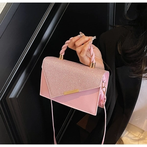 Détails du sac à main rose avec strass brillants et finitions métalliques dorées