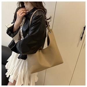 Détail du cuir à motif litchi et de la large bandoulière sur ce sac hobo chic