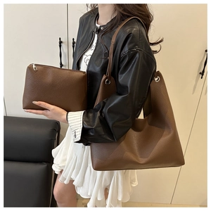 Ensemble sac cabas en cuir grainé marron foncé avec pochette zippée assortie