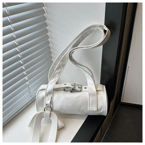 Borsa cilindrica minimalista in pelle bianca con ciondolo a U e fibbia elegante