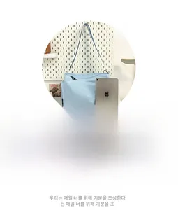 Comparaison détaillée de la taille du sac bandoulière bleu clair avec une tablette