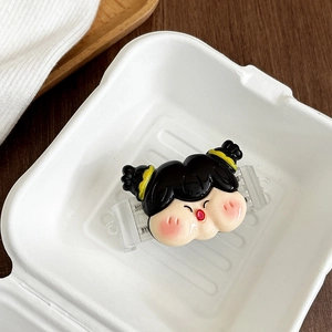 Nahaufnahme einer süßen Cartoon-Mädchen-Haarklammer aus glänzendem Harz in Verpackung