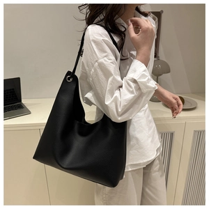 Détail de la texture cuir grainé d'un grand sac cabas hobo noir pour femme