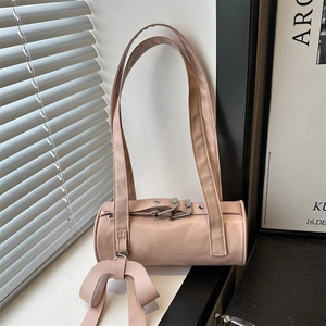 Borsa a spalla Boston rosa cilindrica con ciondolo a fiocco su base di legno nera