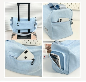 Détail du passant pour valise et poches de rangement du sac de voyage en toile bleu clair