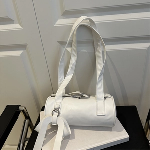Borsa a cilindro bianca minimalista con doppie tracolle e dettagli in argento su libri