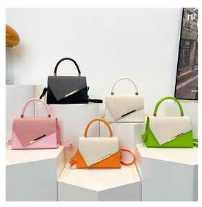 Détails de cinq sacs à bandoulière élégants en plusieurs coloris avec accents dorés