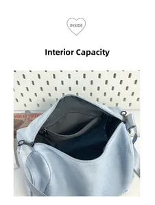 Détail de l'intérieur du sac à bandoulière en nylon bleu clair avec poche de rangement