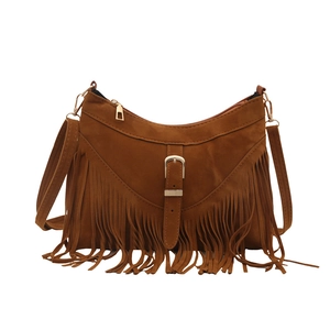 Sac fourre-tout bohème en daim marron avec de longues franges et boucle métallique