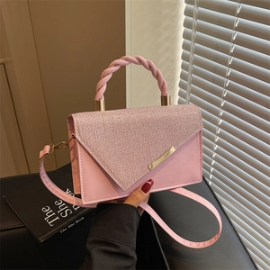 Sac à main élégant en cuir rose avec rabat en strass étincelants et poignée tissée