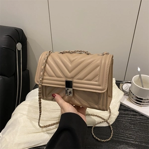 Sac à bandoulière matelassé beige classique avec chaîne en métal et fermoir pivotant