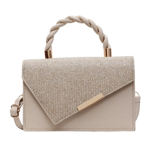Sac carré beige chic avec détails pailletés et poignée tissée en vue de face